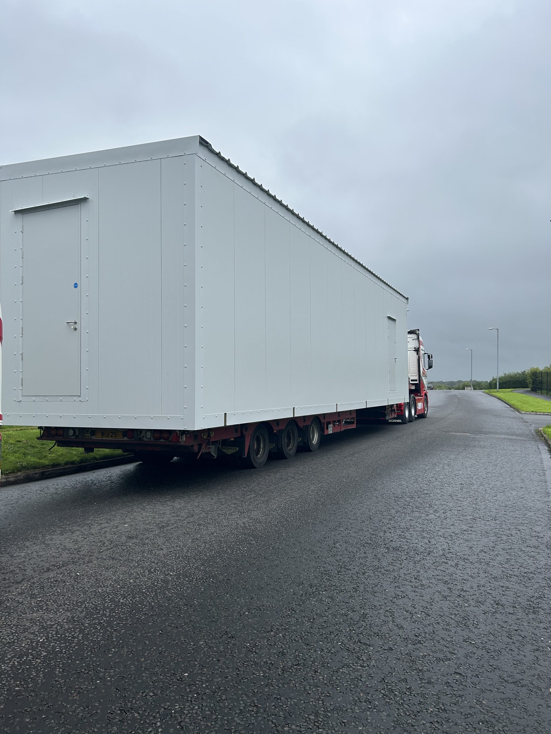 Modular data centre building on lorry bed